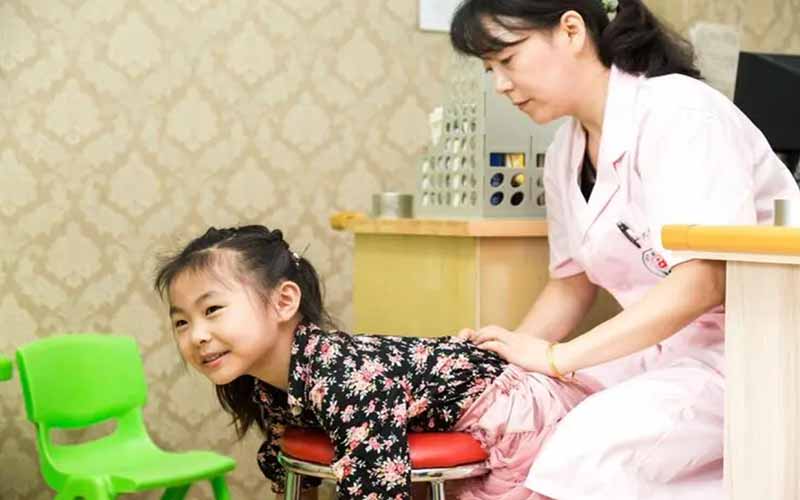推拿小妙招缓解小儿便秘
