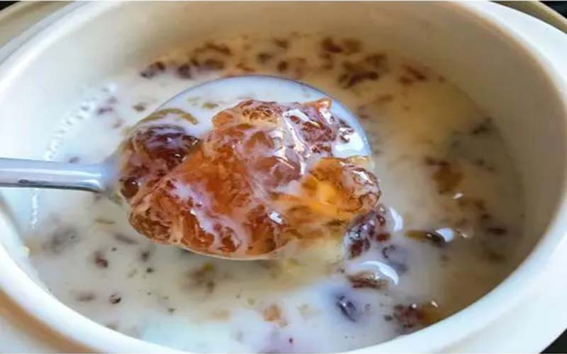 牛奶炖桃胶的功效和食用方法