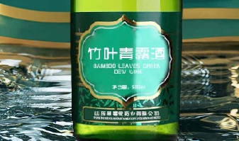 百未草竹叶青露酒：酒中竹香，柔和爽口的独特魅力